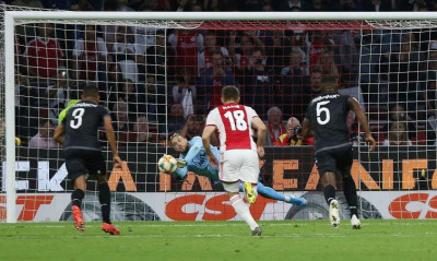 Άγιαξ-ΠΑΟΚ: Το τραβηγμένο πέναλτι που έπιασε ο Πασχαλάκης! (photos&vid)