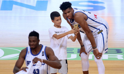 «Τρέλα» για Αντετοκούνμπο στο ΟΑΚΑ (videos+photos)