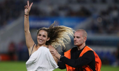 «Εισβολή» στο Σλόβαν-ΠΑΟΚ: Ξανθιά μπούκαρε και έμεινε με το σουτιέν! (photos)