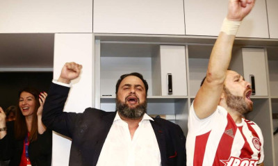 Ολυμπιακός: Οι πανηγυρισμοί στα αποδυτήρια με Μαρινάκη και τα συγχαρητήριά του στην ομάδα (vid+pic)