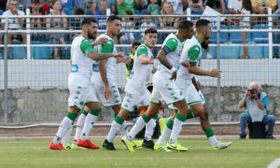 Κρέμεται από μια κλωστή!