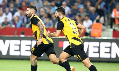 Πάει για το θαύμα η ΑΕΚ: 0-2 με γκολάρα Λιβάγια και πέναλτι του Μάνταλου! (videos)