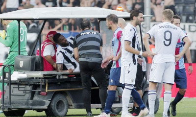 ΠΑΟΚ: Με πατερίτσες έφυγε από την Τούμπα ο Βαρέλα (video)