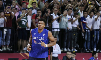 Βραζιλία - Ελλάδα: Η προθέρμανση και το... γαλανόλευκο παπούτσι του Γιάννη