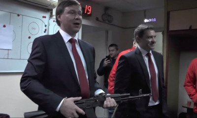 Απίστευτο! Προπονητής μπήκε στα αποδυτήρια με καλάσνικοφ! Δεν φαντάζεστε τον λόγο! (photos+video)