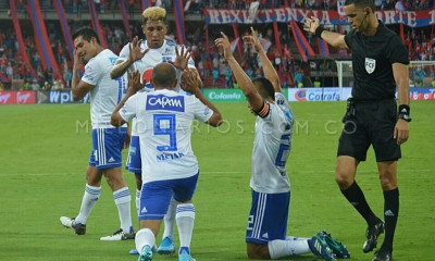 Τρελό σκηνικό στην Κολομβία! Πέταξαν μαχαίρι (!) στους αντίπαλους που πανηγύριζαν (photos+video)