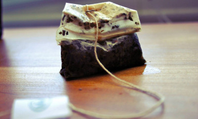 Την έβλεπαν να... φυτεύει φακελάκια τσαγιού στον κήπο! Οταν μάθετε γιατί θα το κάνετε κι εσείς (vid)