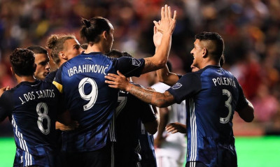 Ο Ίμπρα έστειλε τους Γκάλαξι στα πλέι οφ (photos+video)