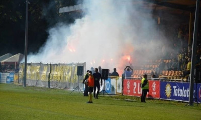 Σοκαριστικό! Φωτοβολίδα χτύπησε τερματοφύλακα και τον ξάπλωσε (video)