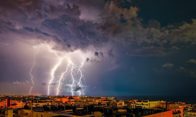 ΣΟΚ: Κεραυνός χτυπά άνδρα σε δρόμο - ΠΡΟΣΟΧΗ: ΣΚΛΗΡΕΣ ΕΙΚΟΝΕΣ