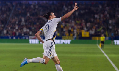 Σκοράρει… περπατώντας ο Ιμπραΐμοβιτς (video)