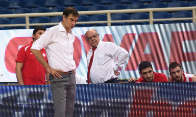 Γλείφουν εκεί που έφτυναν…