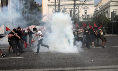 Συναγερμός ΤΩΡΑ στο κέντρο της Αθήνας: Επεισόδια στο εκπαιδευτικό συλλαλητήριο (pics)