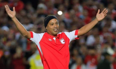 Δεν ξεχνάει το… τόπι ο Ροναλντίνιο! No-look πάσα από τον Βραζιλιάνο μάγο! (videos)