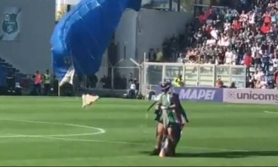 Απροσδόκητος «εισβολέας» σε αγώνα της Ίντερ - Μπήκε στο γήπεδο από αέρος