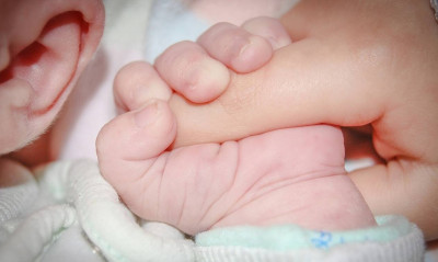 Τρόμος για μητέρα: Είδε στην κάμερα μωρό-φάντασμα στο κρεβάτι του μικρού της (pics)