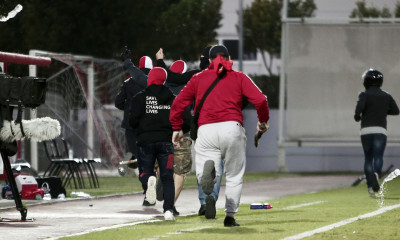 Bild: «Μασκοφόροι χούλιγκανς προκάλεσαν χάος σε παιχνίδι Νέων»