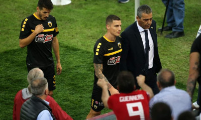 Ολυμπιακός-ΑΕΚ: Κόκκινο πανί ο Βράνιες - Τα πανό... φωτιά για τον Βόσνιο! (photos)