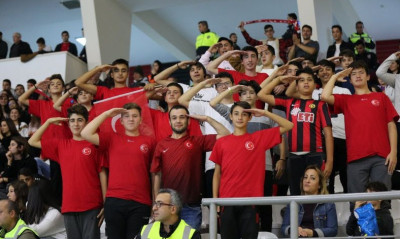 Πρόκληση: Τούρκοι παίκτες ελληνικών ομάδων χαιρετούν στρατιωτικά! (video+photos)