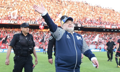 Ο… θρόνος του Μαραντόνα από τους οπαδούς της Νιούελς Ολντ Μπόις (photos+videos)