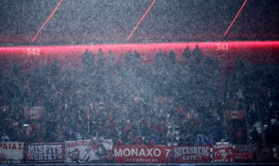 Μπάγερν Μονάχου-Ολυμπιακός: Δυναμική η «ερυθρόλευκη» εξέδρα στο βροχερό Μόναχο (photos)