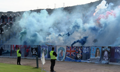 Χαμός στο βολιώτικο ντέρμπι: Το «κυανόλευκο» πανό και το «ερυθρόλευκο» drone (photos)