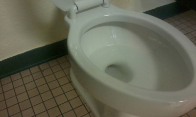 Αυτό το κόλπο για τον φυσικό καθαρισμό της λεκάνης σας θα το... δοκιμάσετε αμέσως (video)