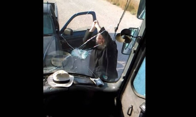 Σαντορίνη: Παπάς σπάει πούλμαν με λοστό μετά από τρακάρισμα!