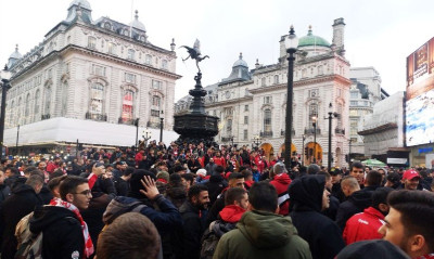 Τότεναμ – Ολυμπιακός: «Ερυθρόλευκη»… κατάληψη στο Λονδίνο (video+photos)