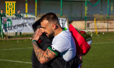 Η πιο όμορφη εικόνα της αγωνιστικής: Πρόταση γάμου σε γήπεδο Γ’ Εθνικής (photos+video)