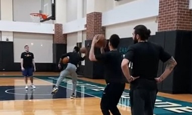 Ασύλληπτος Μπούκερ: Ευστόχησε ΜΟΝΟ σε 42 συνεχόμενα τρίποντα! (video)