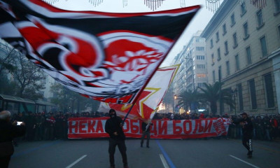 Ολυμπιακός – Ερυθρός Αστέρας: Κοινή συγκέντρωση οπαδών στο Σύνταγμα (videos+photos)