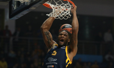 Euroleague: Τα «όργια» του MVP Μπούκερ (video)