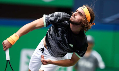 Μέτρησε τις ελληνικές σημαίες στο κορτ του Άμπου Ντάμπι ο Τσιτσιπάς (video)