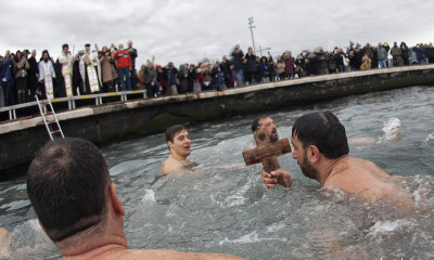O προπονητής του Απόλλωνα, Γιάννης Κατρουζανάκης, έπιασε τον Τίμιο Σταυρό στην Προκυμαία της Σμύρνης