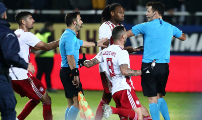 Απάραδεκτη κίνηση και αποβολή για Σεμέδο: Χάνει το ντέρμπι με την ΑΕΚ (video+photos)