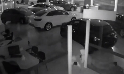 Μπήκαν σε αντιπροσωπία και έκλεψαν πέντε αυτοκίνητα αξίας 400 εκατ. ευρώ (video)