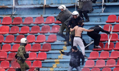 Νέα επεισόδια στο Πανιώνιος-Ατρόμητος: Φωτοβολίδες, ξύλο και δακρυγόνα στη Νέα Σμύρνη (video+photos)