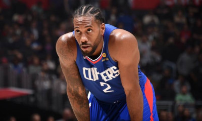 Σάλος με Λέοναρντ: «Έλουσε» με χαρτονομίσματα στρίπερ (video+photos)