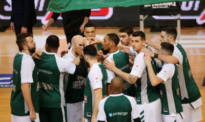 Φανέλα του Κόμπι στις πολυθρόνες του ΟΑΚΑ (photo)