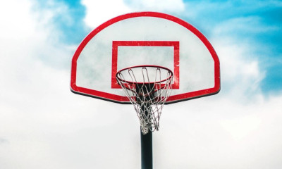 Παίζω μπάλα, βάζω πόντους, φτιάχνω γήπεδο: Έτσι θα ανακαινίσεις το μπασκετάκι της γειτονιάς σου