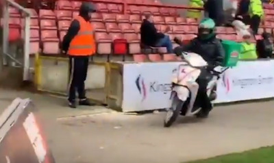 Απίστευτο: Μπούκαρε με μηχανάκι στο γήπεδο- Δεν φαντάζεστε για ποιο λόγο (photos+video)