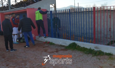 Απαράδεκτο! Άνθρωπος του Αιγάλεω πέταξε τον… πάγκο στους οπαδούς της Νίκης!