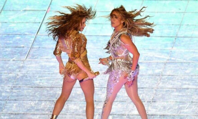 Super Bowl: Το απίστευτο σόου από Shakira και Jennifer Lopez (video)