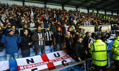 Αδιανόητο! Οπαδός τα... πετάει έξω για να πανηγυρίσει - Ακατάλληλες εικόνες (photos+video)