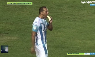 Μυθική κίνηση από παίκτη: Σκόραρε και έφαγε μπανάνα (video)