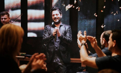 Νίκος Ρωμανός: Η άφιξή του στη νυχτερινή Αθήνα προκαλεί το αδιαχώρητο (photos)