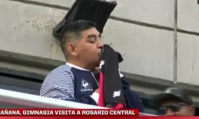 Φανταστική υποδοχή από τους οπαδούς της Νιούελς σε Μαραντόνα! (photos+videos)