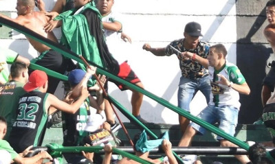 Σοκαριστικά επεισόδια στην Αργεντινή: Χούλιγκαν κυνηγούσε με μαχαίρι τους οπαδούς! (photos+videos)