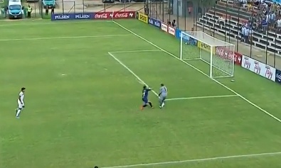 Απίθανος: Τερματοφύλακας ήθελε να κάνει ντρίπλες.. και πέτυχε το πιο αστείο αυτογκόλ! (photos+video)